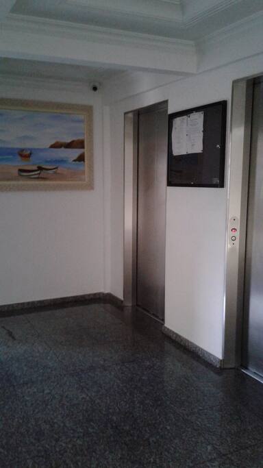 No quarto andar 2 elevadores.