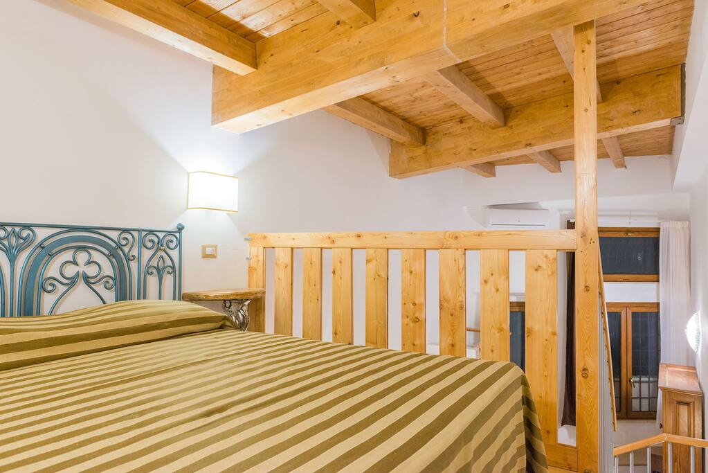 Zona letto soppalcata