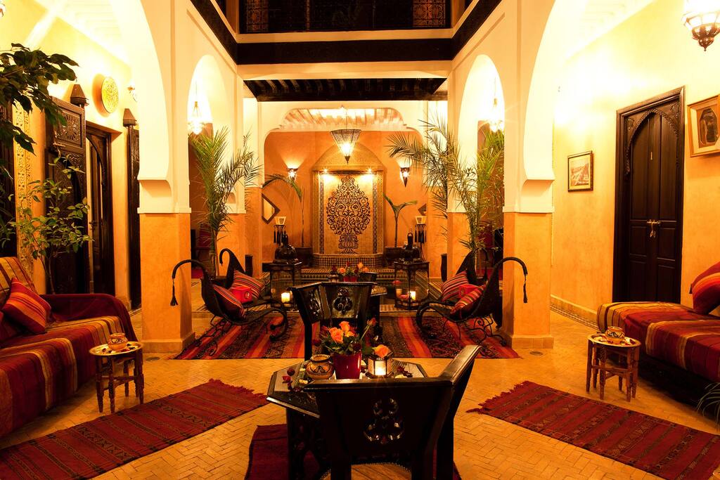 salon by night