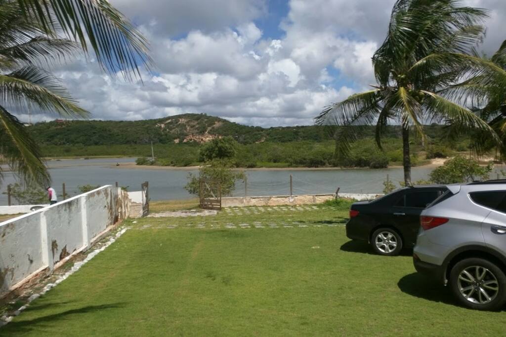 Espaço para carros, atrás da casa