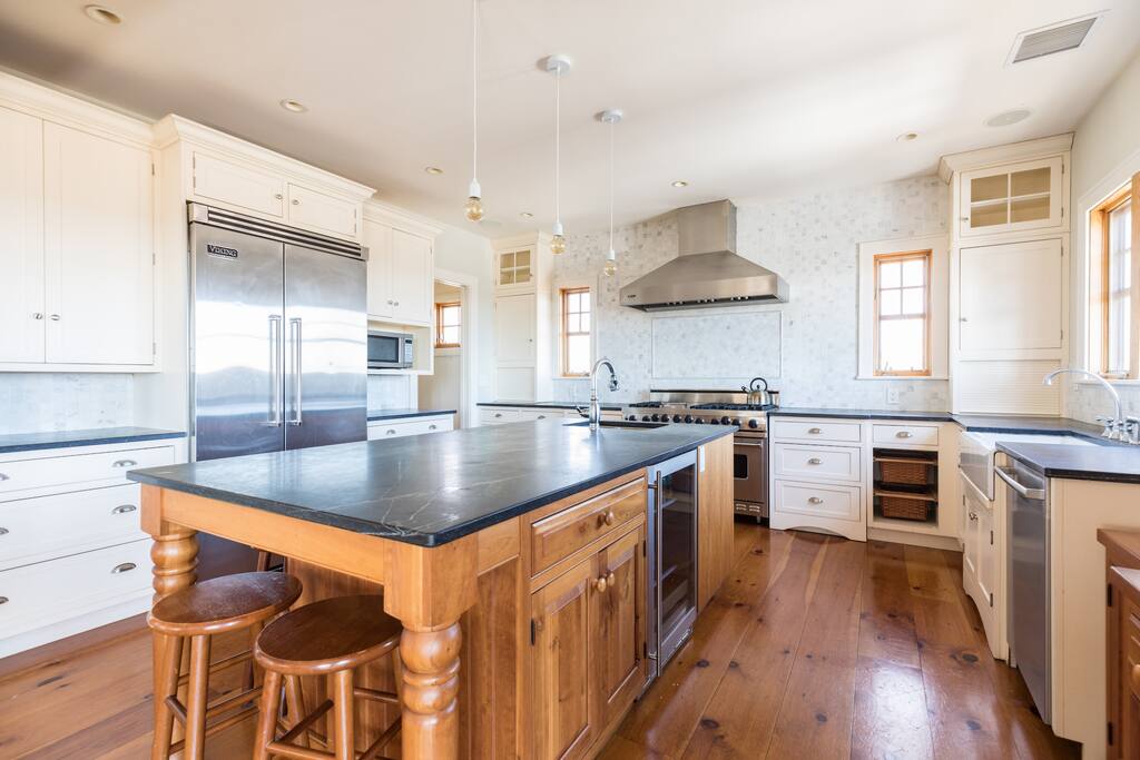Spacious gourmet kitchen