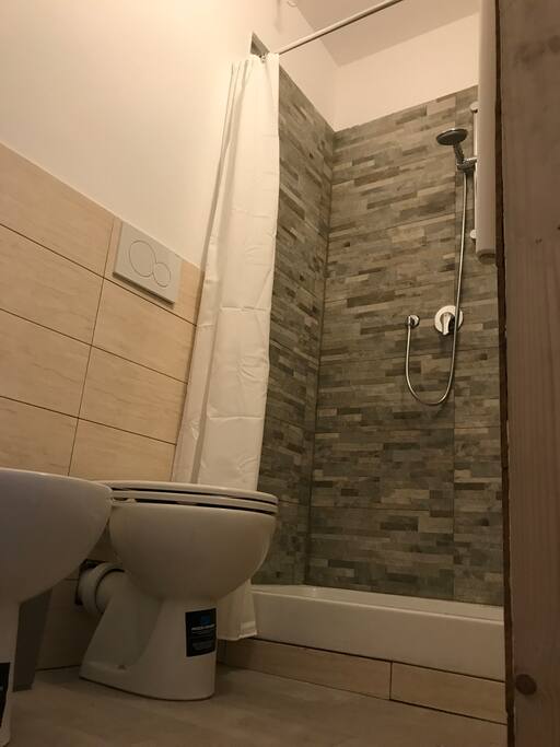 Bagno privato dentro della camera con wc, lavabo, bidet e doccia