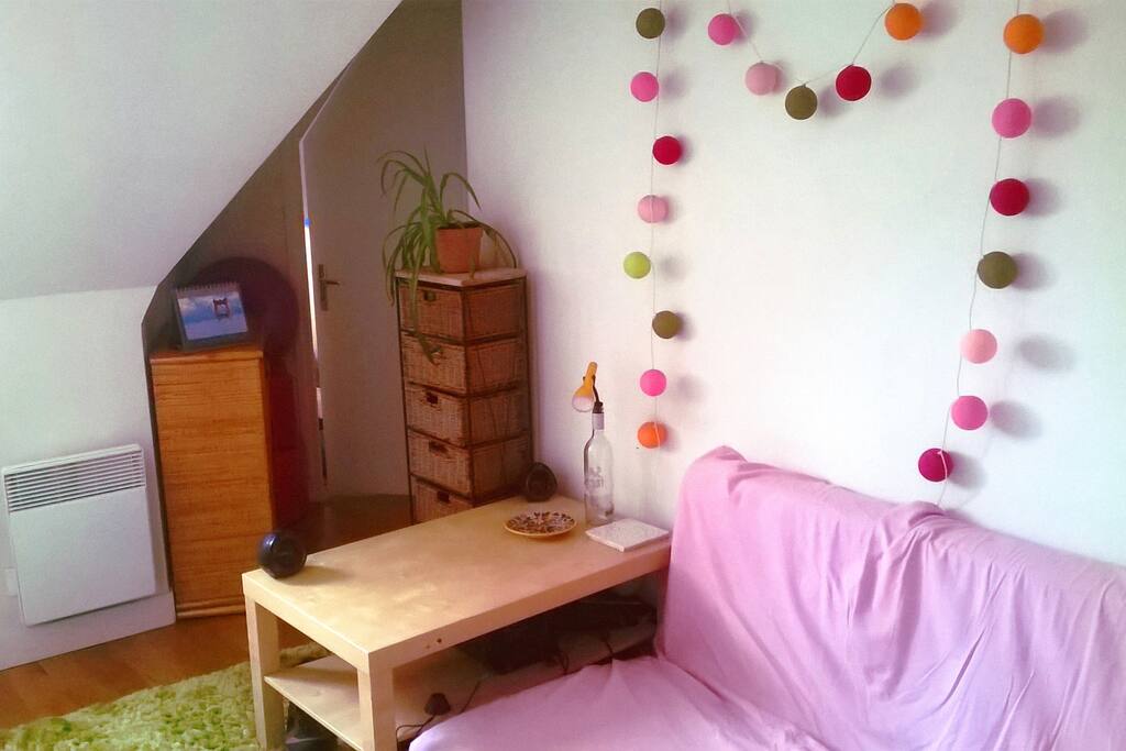 The living room by day (2/3)