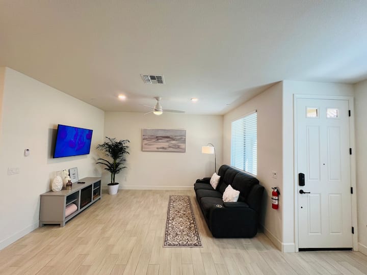 Comfortable 1 Bedroom Private Guest Suite - Roseville, CA