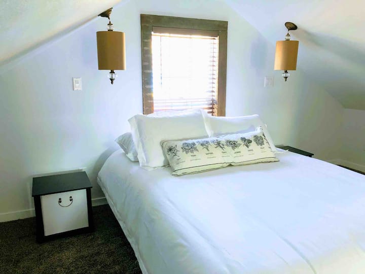 Das Queensize-Bett im Obergeschoss.