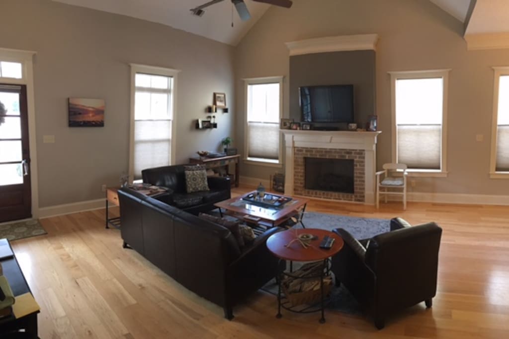 Open floor plan with vaulted ceilings
