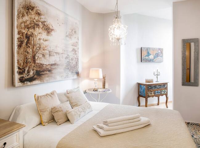 Baroque – Spacious and bright apartment gallery image 4