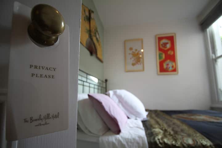 Светла и слънчева спалня.