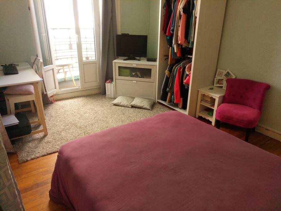 Chambre adultes : Lit 140/190 (matelas et sommier neufs), balcon avec chaise et petite table, bureau, télé.