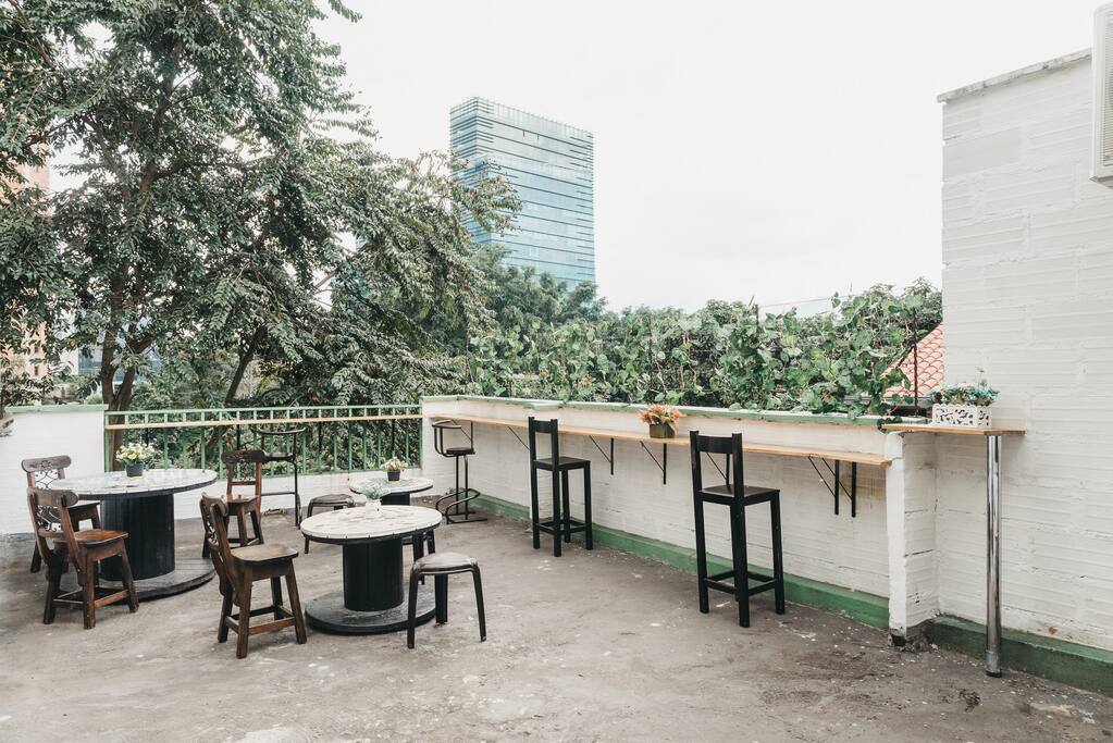 Spectacular terrace and nature view! Great private bedroom, premium location, right at the heart of El Poblado, the bast and safest neighborhood in Medellin!