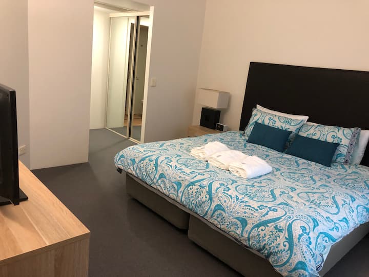 卧室配有舒适的加大双人床。