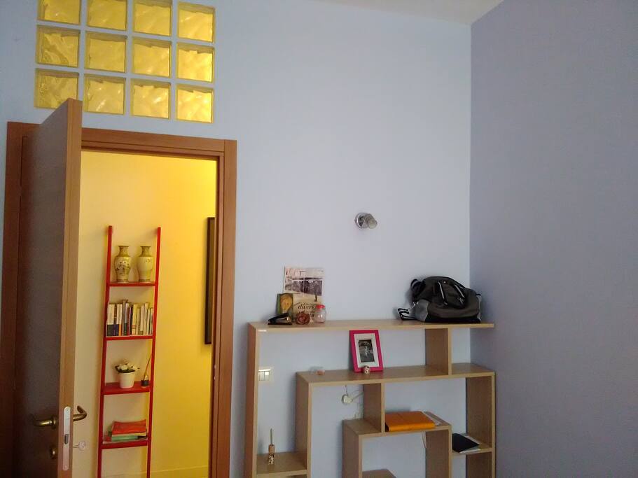 La vostra camera è nella prima parte dell'appartamento, ed è separata dal resto della casa da una porta interna, che vi garantisce intimità e relax