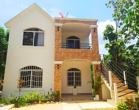 CasaTulipanes, A/C with pool, 15 min from Flores