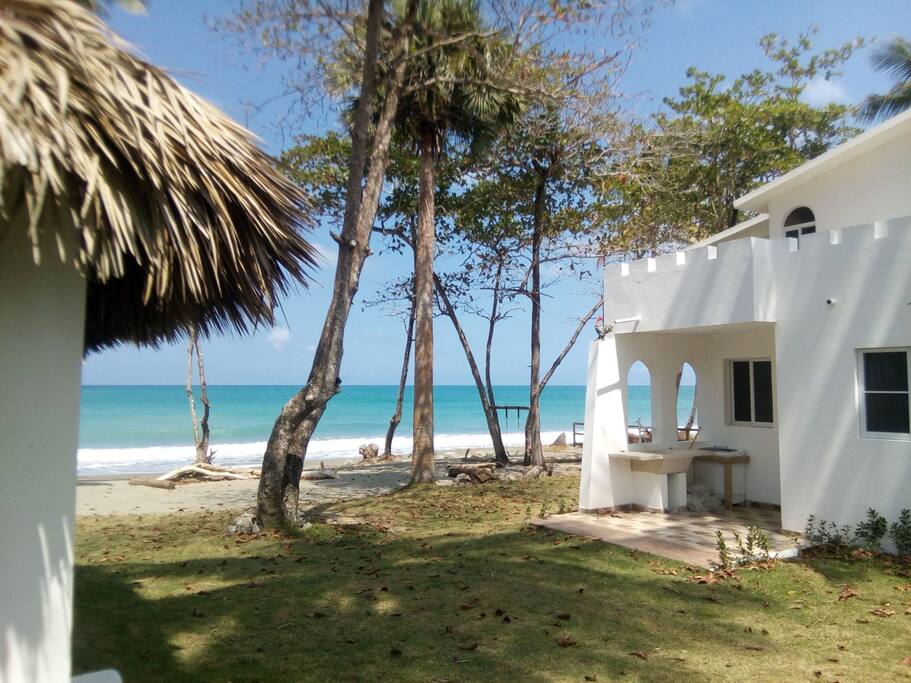 Blick aufs Meer zwischen Bungalow und Villa