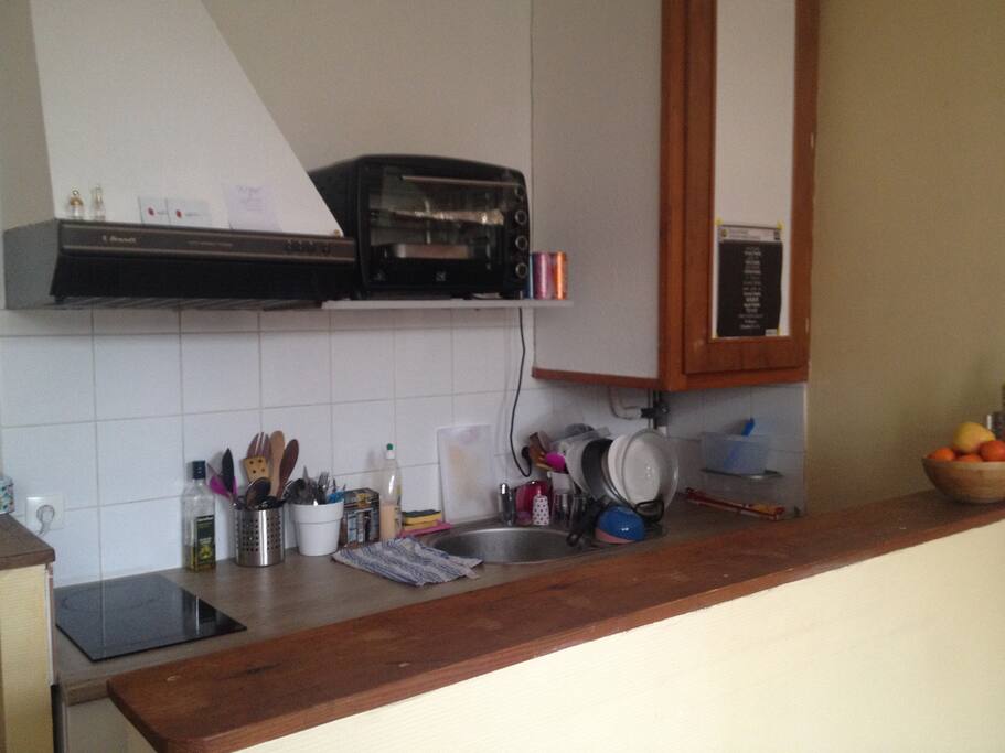 Cuisine fonctionnelle ouverte sur le salon.