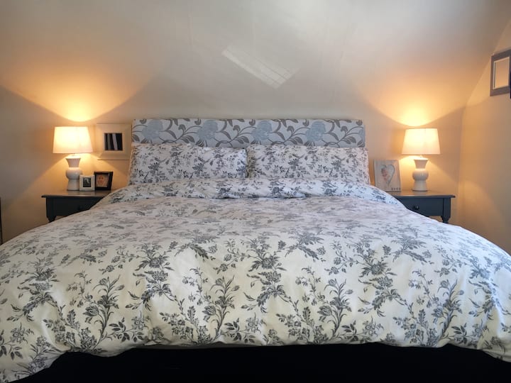 غرفة النوم الثالثة - سرير بحجم كبير في الطابق الثالث 