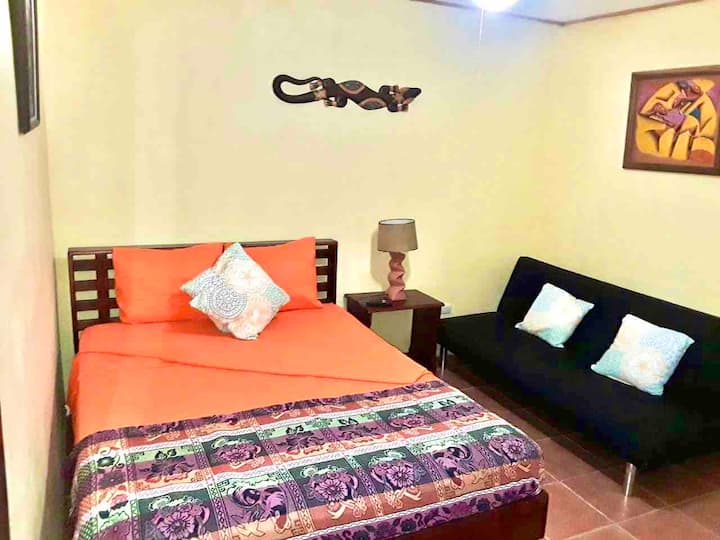 #Spavaća soba 
Soba je opremljena privatnom kupaonicom, TV-om i ventilatorom.