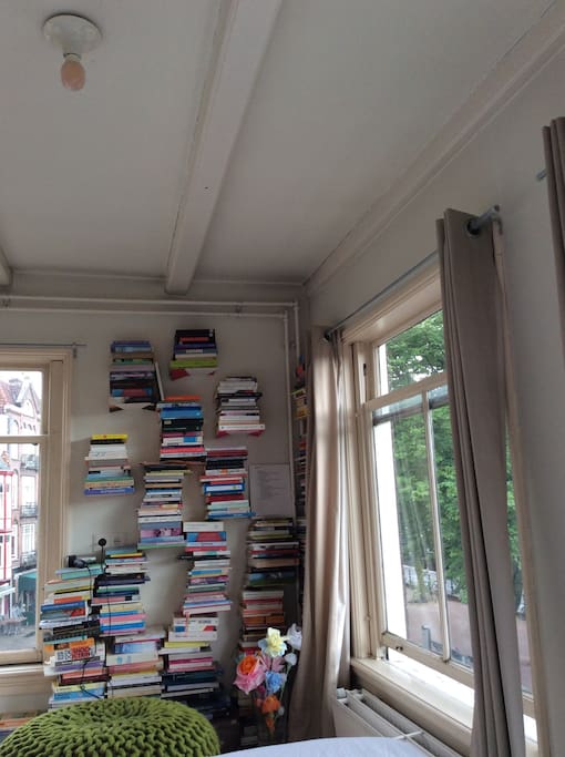 Enough inspiring books on the wallshelves if you just want to relax and enjoy the view over the canal and the scenery of Maritime Museum.
