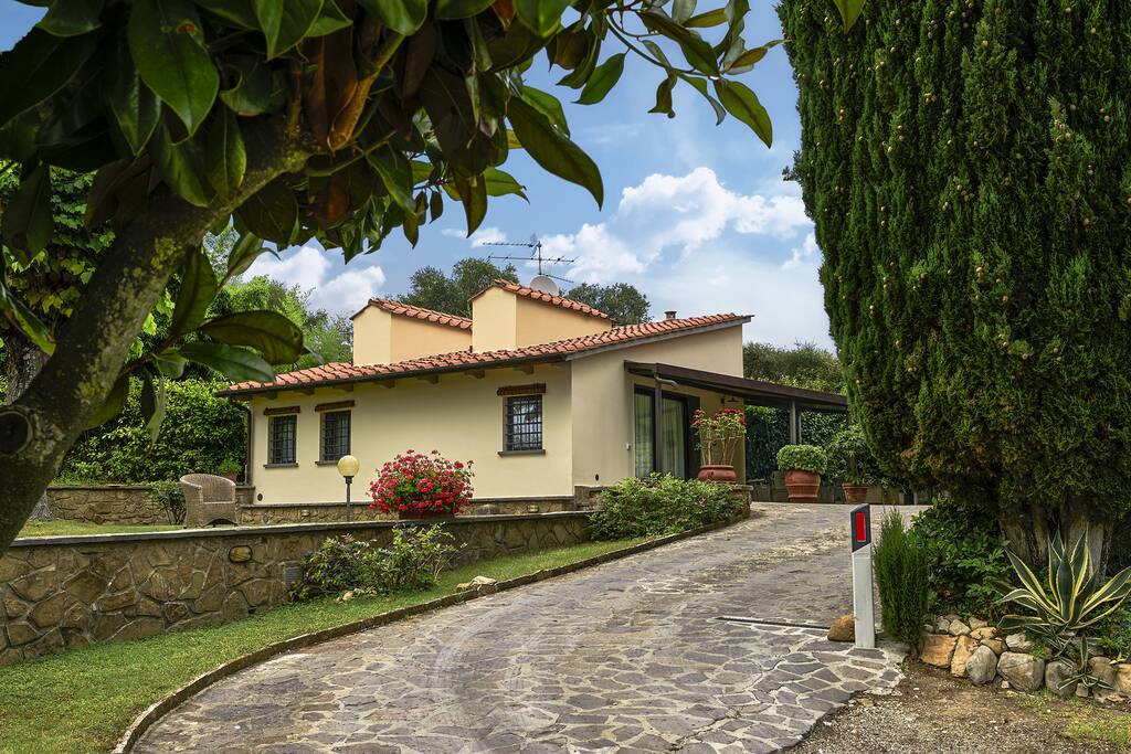 VILLA IL BORRACCIO- DEPENDANCE BEGONIA. INGRESSO ALL'APPARTAMENTO.