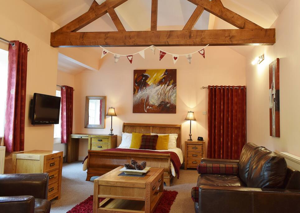Spacious bed/sitting room - King size bed