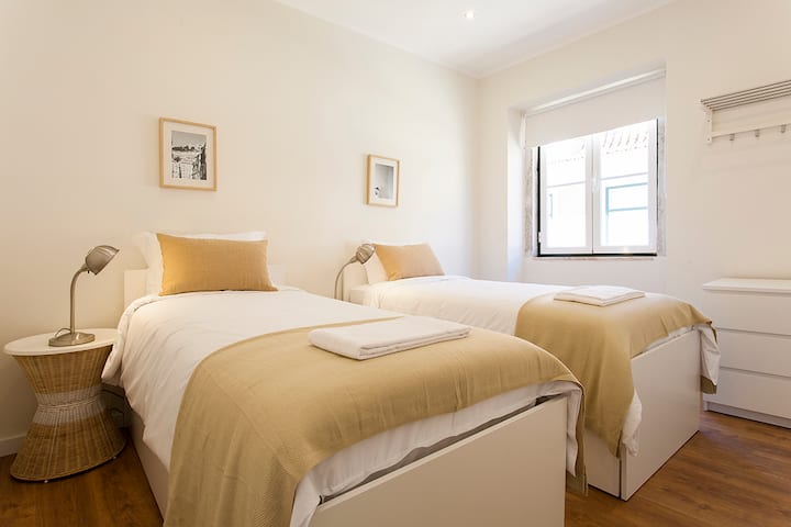 Соба #2: 2 единечни кревети и уште еден единечен кревет под секој кревет. Спиење (2+2)