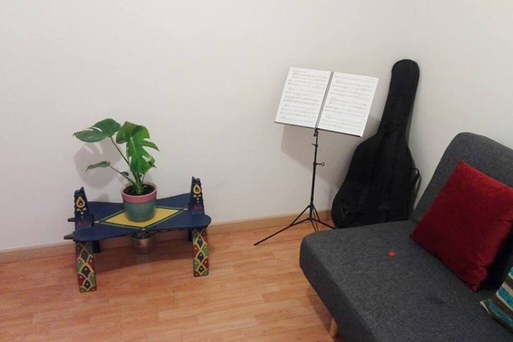 Pequeño salón para estudiar o practicar música.