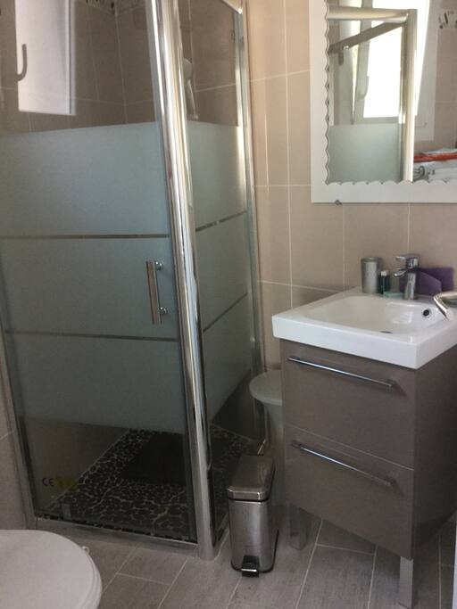 Salle d'eau avec douche à l'italienne / we