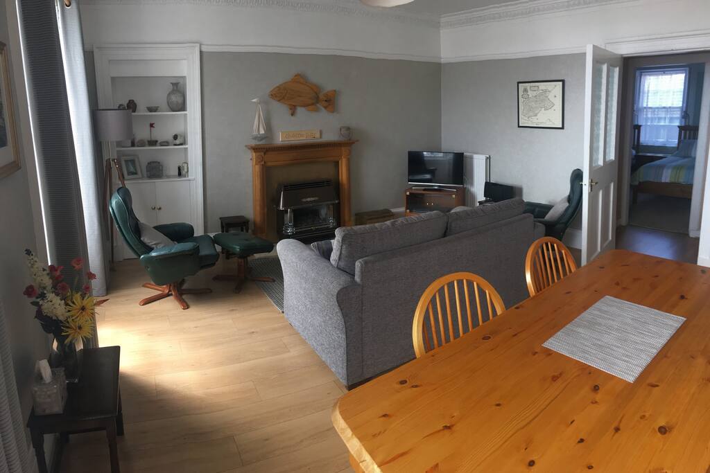 Lounge/Dining Area