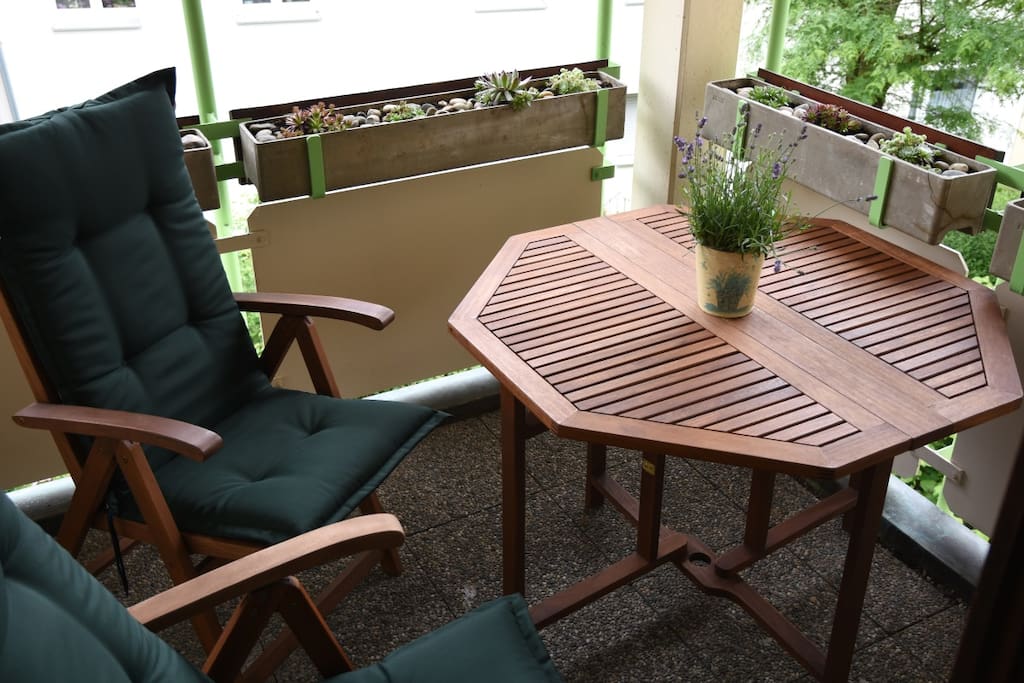 Ruhiger, überdachter Balkon