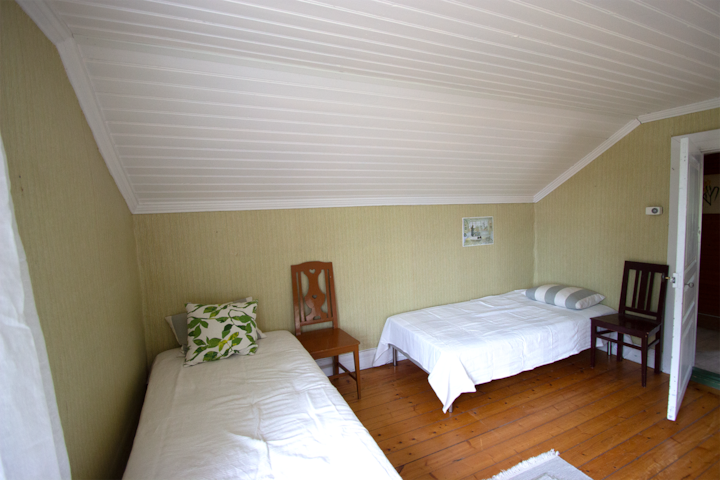 3 letti singoli in cui è possibile posizionare facilmente due letti l'uno accanto all'altro e usarli come letto matrimoniale, se lo desiderate.

Nella stanza c'è un armadio.