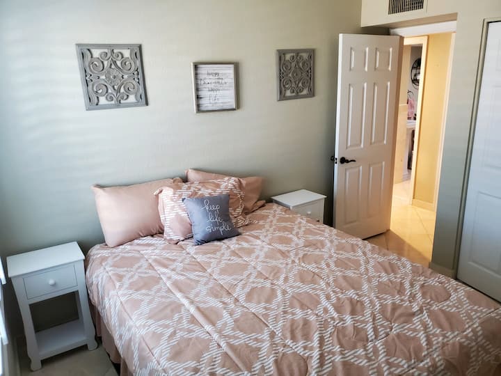 卧室标准双人床