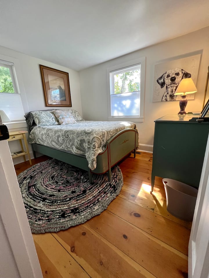 主卧配有双人床，注明照片为0.5镜头。