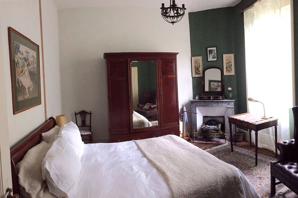 Bedroom 2 with ensuite bath / chambre n. 2 avec salle de bain