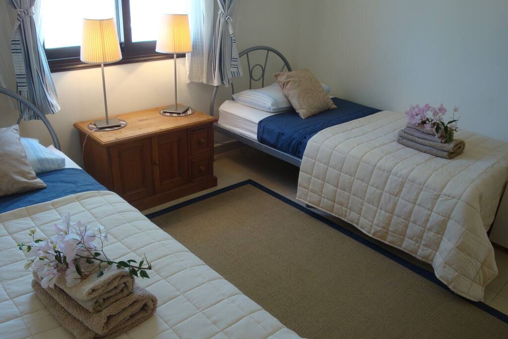 Downstairs Twin bedroom with Air con and ceiling fans