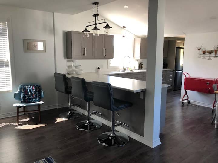 Renovated Cottage with Water View - 3 BDR