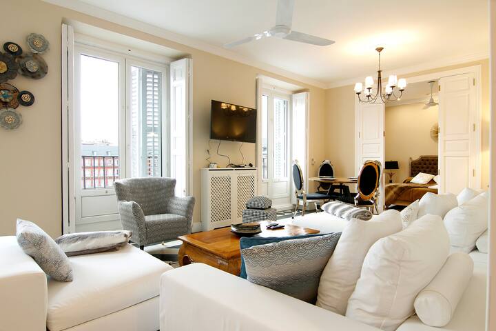 Stylish flat Plaza Mayor, 190 m2, 3BR, 2BTH bright gallery image 5