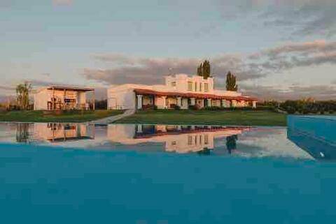 Villa for 16 w pool, breakfast, cleaning & views