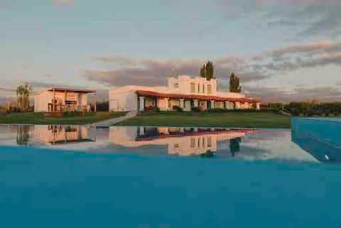 Villa for 16 w pool, breakfast, cleaning & views