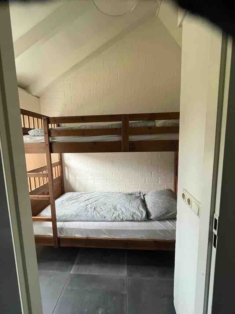 غرفة نوم بسرير بطابقين لأسفل 