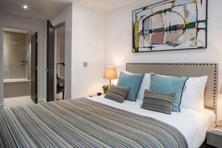 Two Bed Luxury Serviced Apartment Holborn gallery image 4
