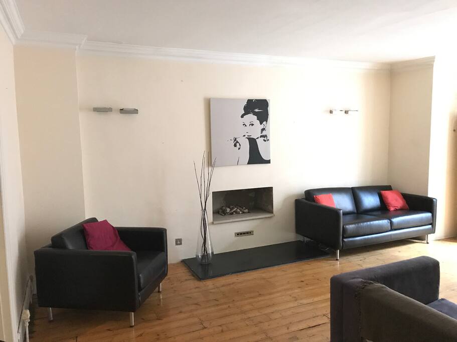Spacious reception room (2nd photo)