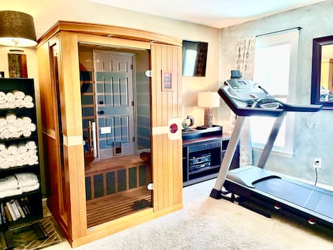 Relax at Beck & Call 
Sauna, Hot tub, mini-Gym