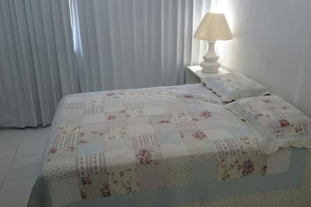 Quarto com cama de casal