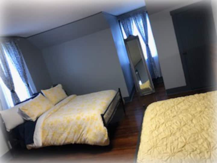 2. kat, spavaća soba s desne strane,
3 bračna kreveta