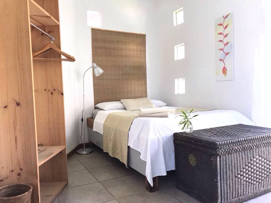 *Artistic Modern B&B Liberia Airport* Houses for Rent in Liberia