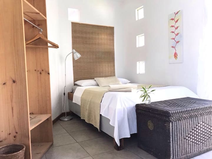 *Artistic Modern B&B Liberia Airport* Guest suites for Rent in