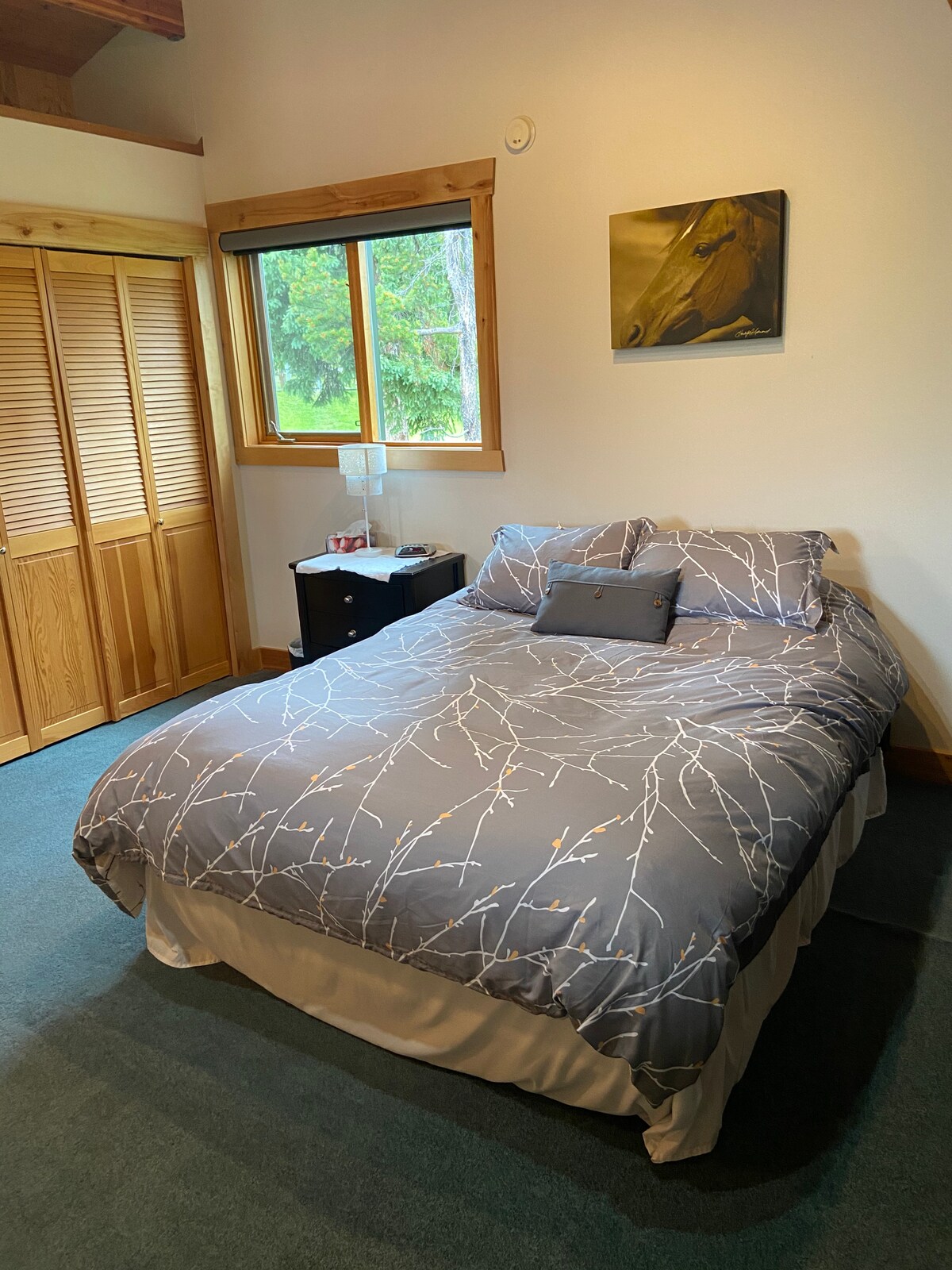 سرير بحجم كوين. مهد للأطفال وكرسي عالي في الخزانة.