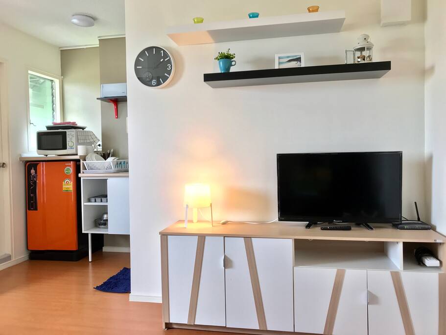 Living room with 32 inch TV, Wifi and HDMI cable. New and Well-decorated room.