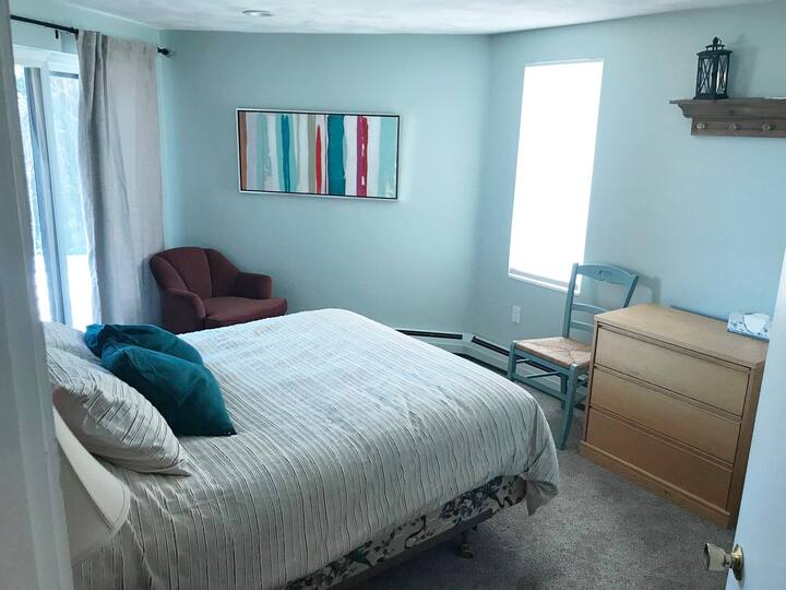 下层有标准双人床卧室。步行前往共用后院，欣赏该地区的壮丽景色。  光线充足，或者使用遮阳帘保护隐私，让您睡个好觉。这个房间有一个衣柜，共用下层的卫生间。