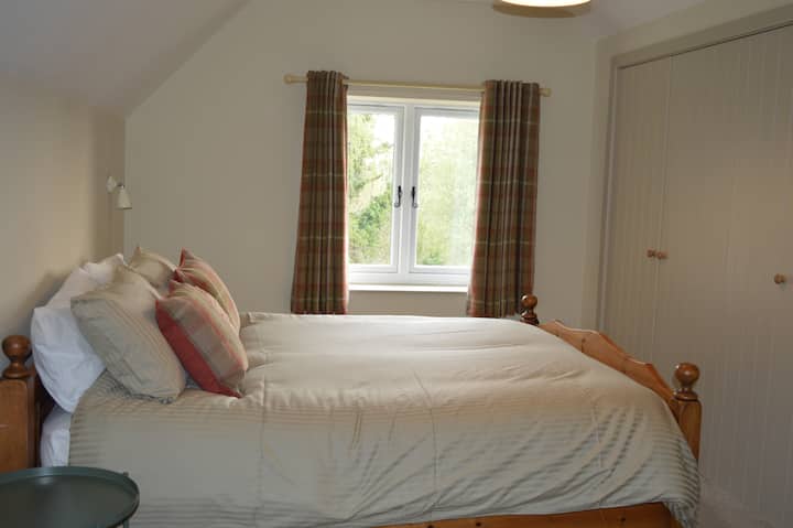 Ofrohet gjithashtu hapësirë e bollshme magazinimi në dhomën kryesore të gjumit, tharëse flokësh dhe hekur / dërrasë. 